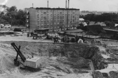 Blok przy ul. Czarnkowskiej na tle budowy przedszkola - 1979 r.